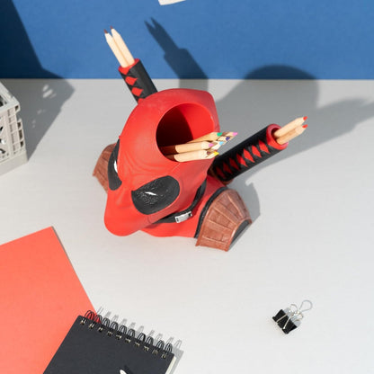 Portapenne da Scrivania Marvel (Deadpool) Gadget 3D - Porta Penne Decorativo in Resina con Scomparto Interno | Cancelleria (9,8 x 16,3 x 9,8 cm)