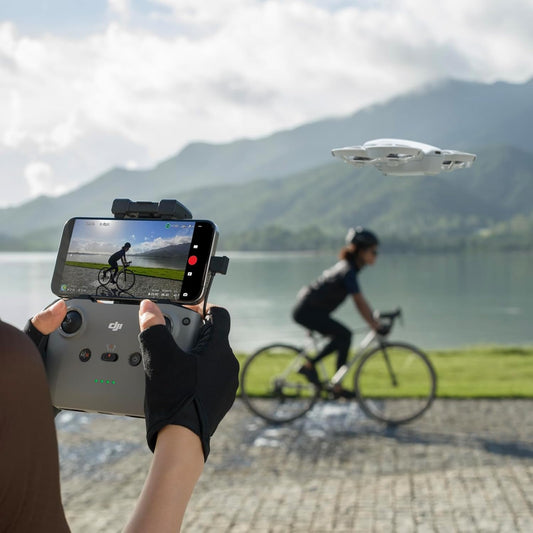 DJI Neo Combo Fly More, Mini Drone con Fotocamera UHD 4K per adulti, 135g drone che vola da solo e ti segue, decollo dalla mano, tracciamento del soggetto, QuickShot, con RC-N3 e 3 Batterie