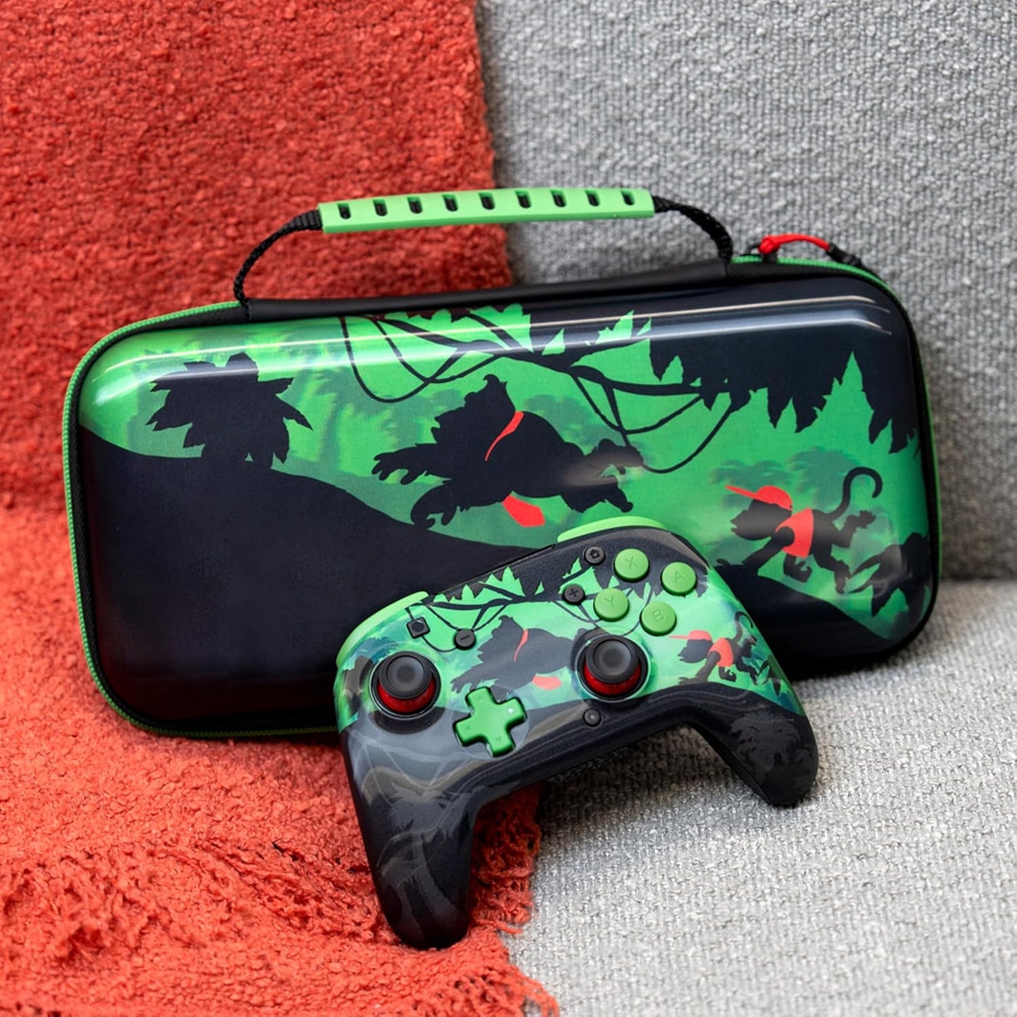 Turtle Beach - PlayTrek Travel Case (Donkey Kong) Custodia Ufficiale Protettiva da viaggio per Console Nintendo Switch 1 e 2 / OLED