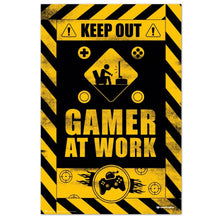 Maxi Poster - Gameration Gaming Caution (Gamer at Work) per Cameretta Ragazzi Nerd Gamers a parete Incorniciabile 91x61 cm