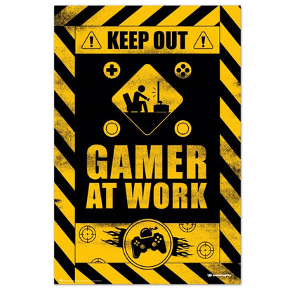Maxi Poster - Gameration Gaming Caution (Gamer at Work) per Cameretta Ragazzi Nerd Gamers a parete Incorniciabile 91x61 cm