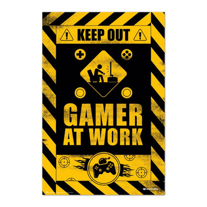 Maxi Poster - Gameration Gaming Caution (Gamer at Work) per Cameretta Ragazzi Nerd Gamers a parete Incorniciabile 91x61 cm
