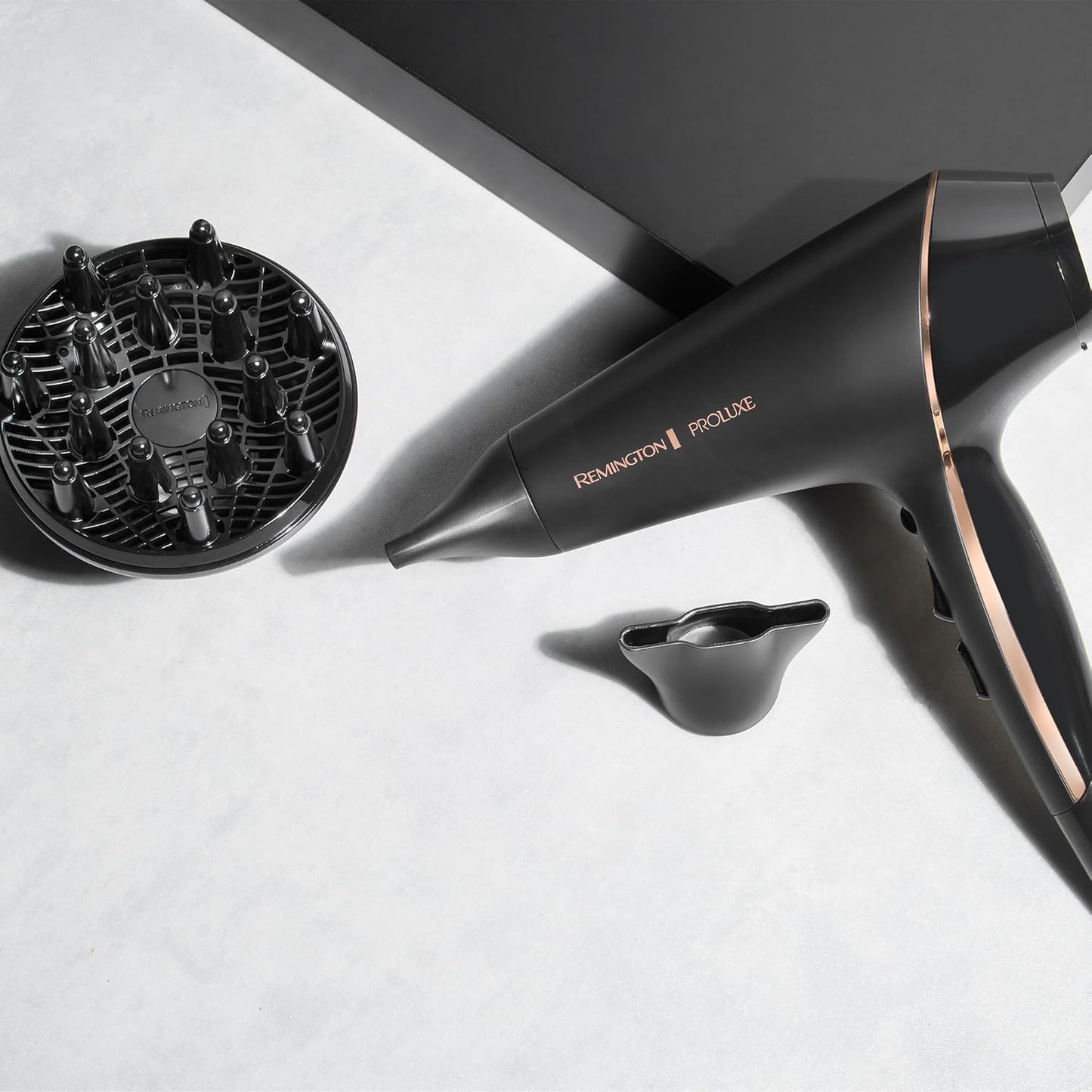 Remington Asciugacapelli Professionale 2400W Tecnologia OPTIheat per Styling di lunga durata - 3 Accessori Styling; Cura ionica; Motore AC anti-crespo, Phon Proluxe Midnight Edition AC9140B