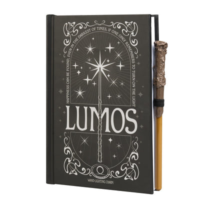 Harry Potter (LUMOS MAXIMA) Taccuino con Luce A5 e Penna - Quaderno Appunti Pagine Bianche con Penna Proiettore a Forma di Bacchetta Magica a Pile, Copertina Rigida, Tasca Espandibile e Segnalibro | Diario Personale (192 Pagine) - Idea Regalo Gadget TV