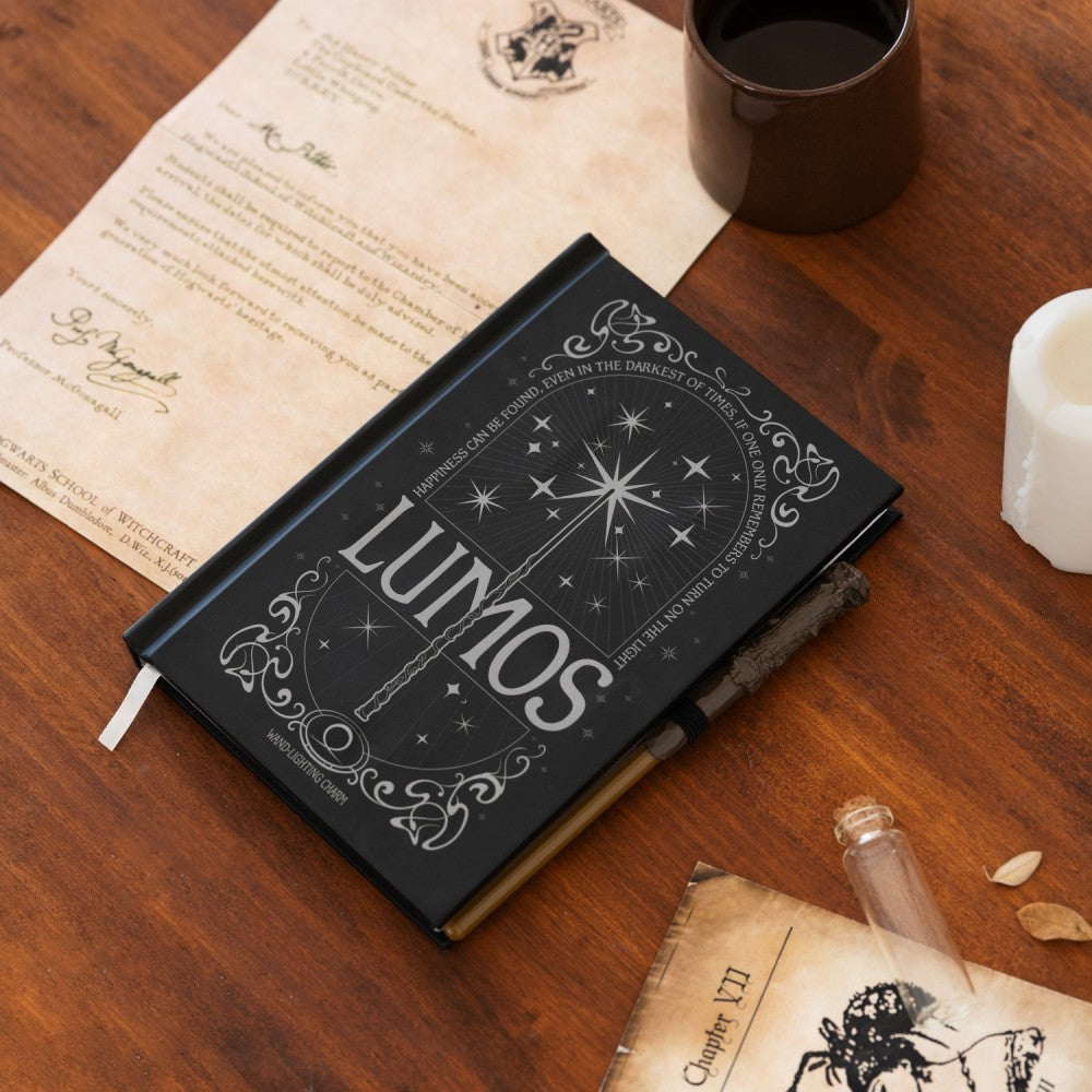 Harry Potter (LUMOS MAXIMA) Taccuino con Luce A5 e Penna - Quaderno Appunti Pagine Bianche con Penna Proiettore a Forma di Bacchetta Magica a Pile, Copertina Rigida, Tasca Espandibile e Segnalibro | Diario Personale (192 Pagine) - Idea Regalo Gadget TV