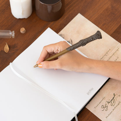 Harry Potter (LUMOS MAXIMA) Taccuino con Luce A5 e Penna - Quaderno Appunti Pagine Bianche con Penna Proiettore a Forma di Bacchetta Magica a Pile, Copertina Rigida, Tasca Espandibile e Segnalibro | Diario Personale (192 Pagine) - Idea Regalo Gadget TV