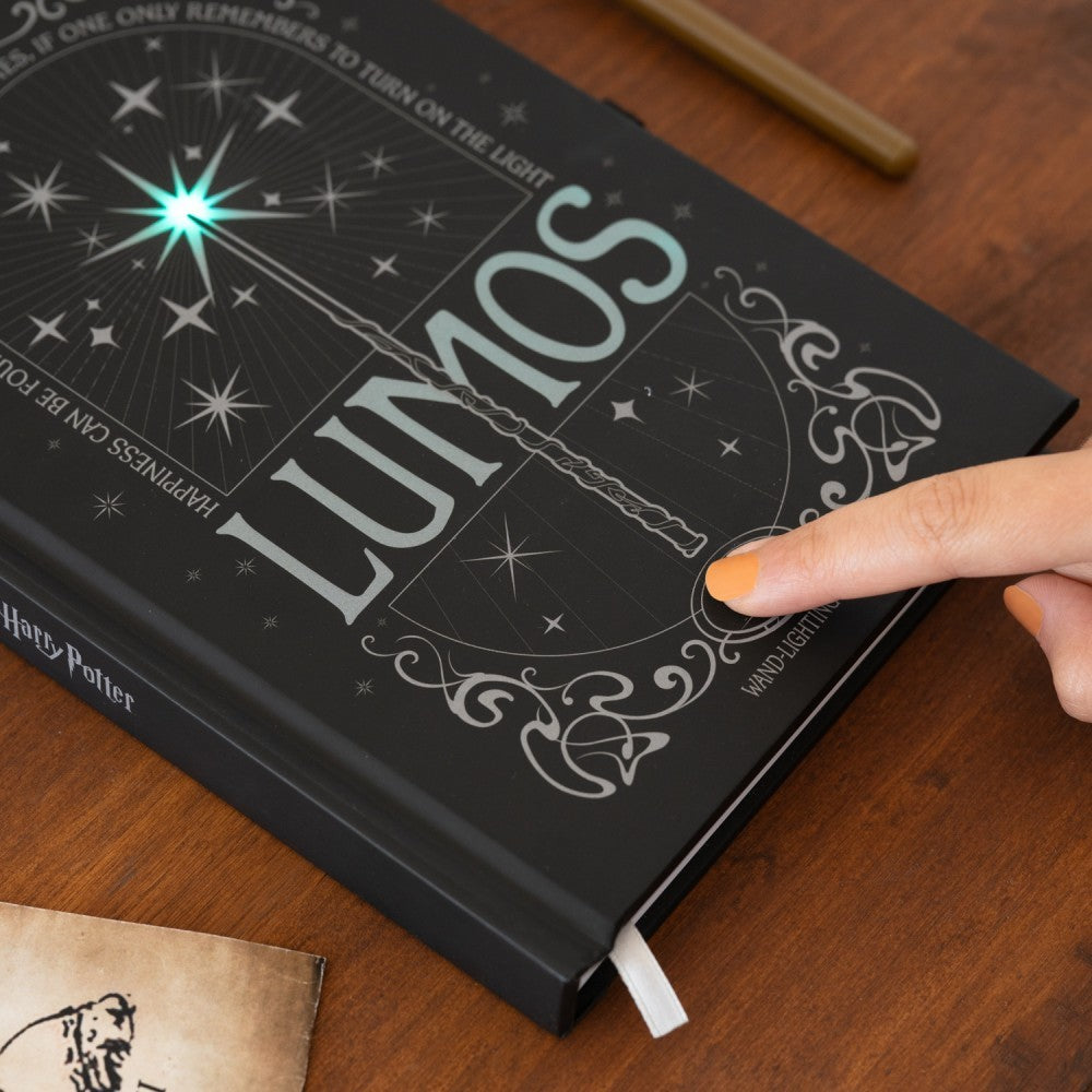 Harry Potter (LUMOS MAXIMA) Taccuino con Luce A5 e Penna - Quaderno Appunti Pagine Bianche con Penna Proiettore a Forma di Bacchetta Magica a Pile, Copertina Rigida, Tasca Espandibile e Segnalibro | Diario Personale (192 Pagine) - Idea Regalo Gadget TV