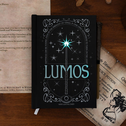 Harry Potter (LUMOS MAXIMA) Taccuino con Luce A5 e Penna - Quaderno Appunti Pagine Bianche con Penna Proiettore a Forma di Bacchetta Magica a Pile, Copertina Rigida, Tasca Espandibile e Segnalibro | Diario Personale (192 Pagine) - Idea Regalo Gadget TV