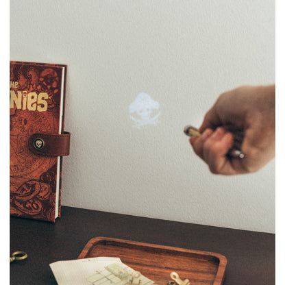 The Goonies - Taccuino A5 e Penna - Quaderno Appunti Pagine Bianche con Penna Proiettore a Pile, Copertina Rigida, Tasca Espandibile e Segnalibro | Diario Personale (192 Pagine) - Idea Regalo Gadget Tv Horror