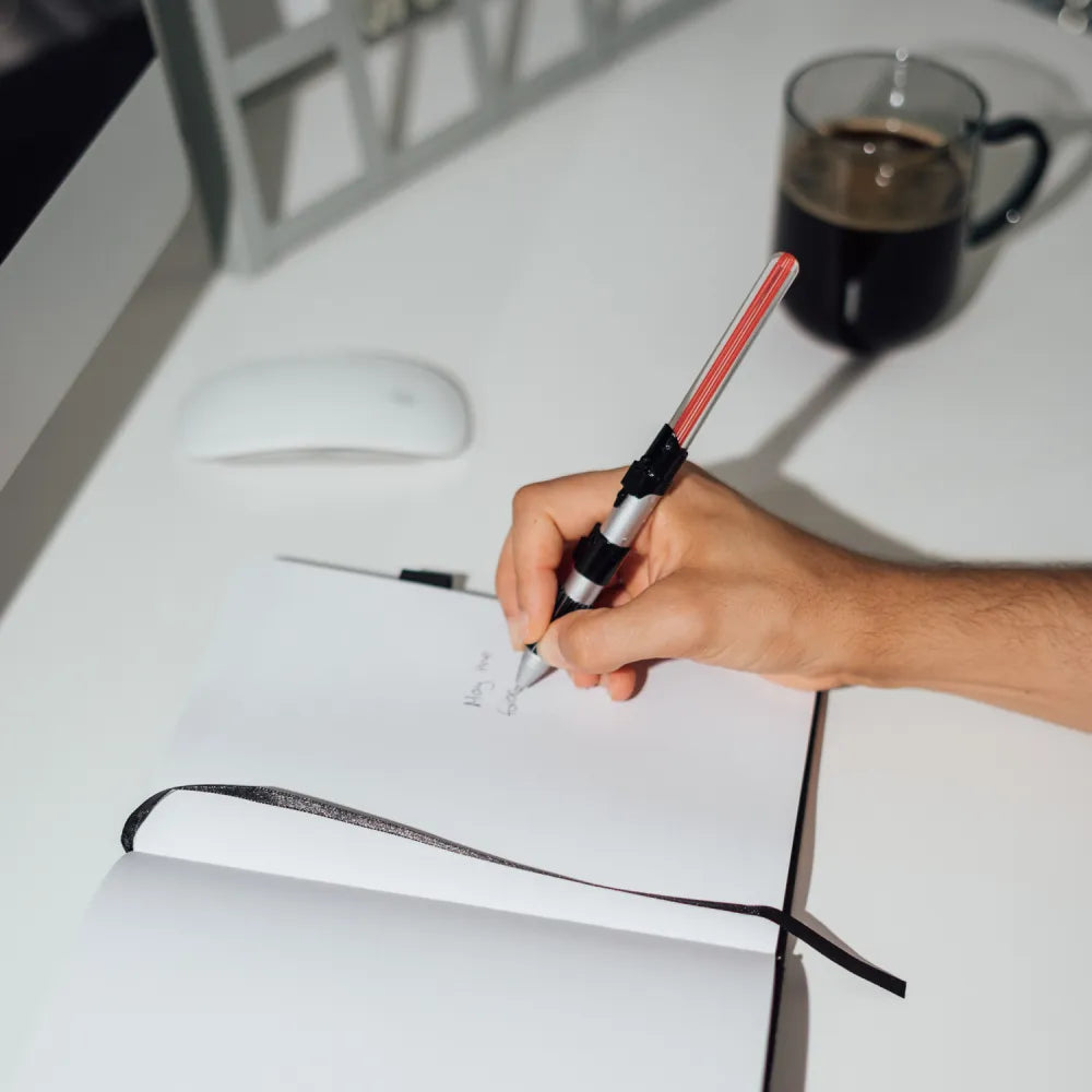 Star Wars (DARTH VADER) Taccuino A5 e Penna - Quaderno Appunti Pagine Bianche con Penna Proiettore a Pile, Copertina Rigida, Tasca Espandibile e Segnalibro | Diario Personale (192 Pagine) - Idea Regalo Gadget Tv