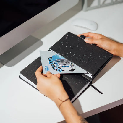 Star Wars (DARTH VADER) Taccuino A5 e Penna - Quaderno Appunti Pagine Bianche con Penna Proiettore a Pile, Copertina Rigida, Tasca Espandibile e Segnalibro | Diario Personale (192 Pagine) - Idea Regalo Gadget Tv