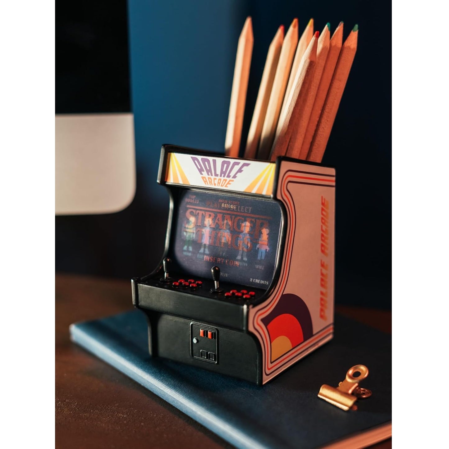 Portapenne da Scrivania (Stranger Things) Gadget 3D - Porta Penne Decorativo in Resina con Scomparto Interno | Cancelleria (9,8 x 16,3 x 9,8 cm)