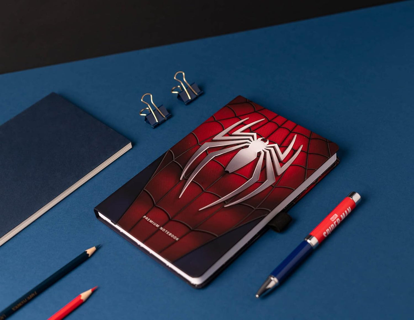Spider-Man - Taccuino A5 e Penna - Quaderno Appunti Pagine Bianche con Penna Proiettore a Pile, Copertina Rigida, Tasca Espandibile e Segnalibro | Diario Personale (192 Pagine) - Idea Regalo Gadget Spiderman