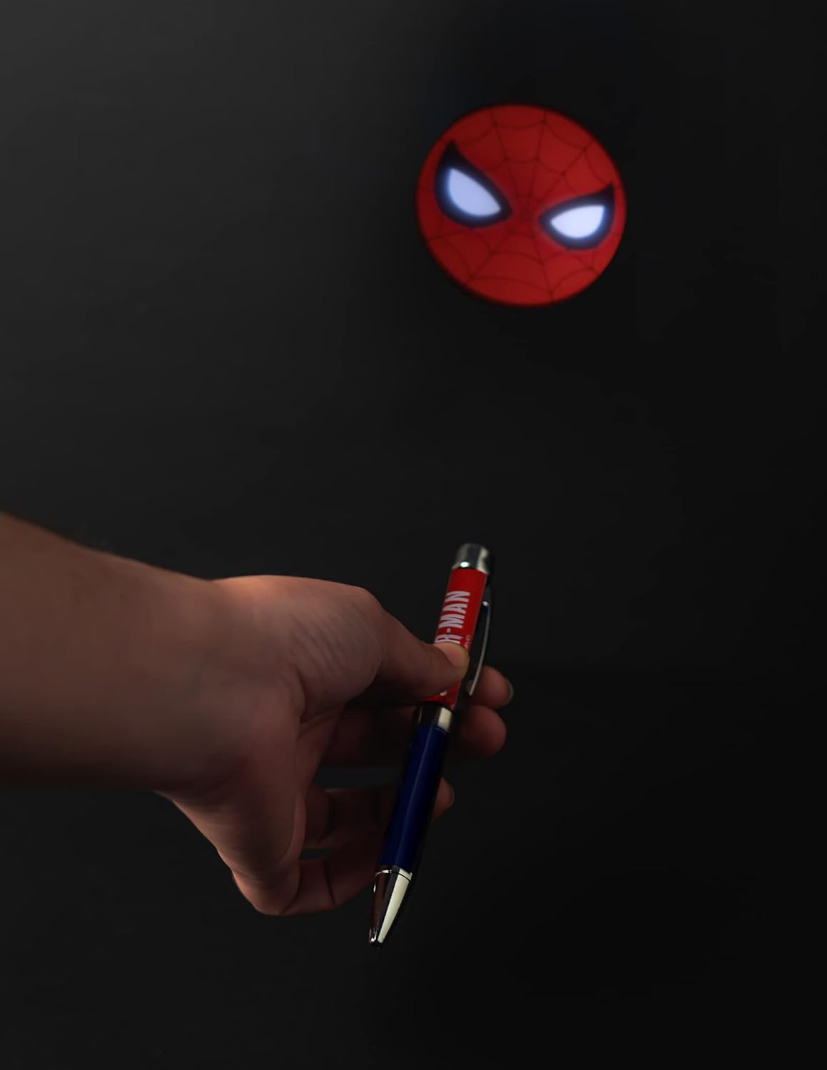 Spider-Man - Taccuino A5 e Penna - Quaderno Appunti Pagine Bianche con Penna Proiettore a Pile, Copertina Rigida, Tasca Espandibile e Segnalibro | Diario Personale (192 Pagine) - Idea Regalo Gadget Spiderman