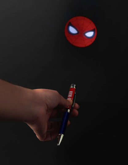Spider-Man - Taccuino A5 e Penna - Quaderno Appunti Pagine Bianche con Penna Proiettore a Pile, Copertina Rigida, Tasca Espandibile e Segnalibro | Diario Personale (192 Pagine) - Idea Regalo Gadget Spiderman