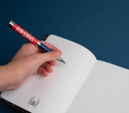 Spider-Man - Taccuino A5 e Penna - Quaderno Appunti Pagine Bianche con Penna Proiettore a Pile, Copertina Rigida, Tasca Espandibile e Segnalibro | Diario Personale (192 Pagine) - Idea Regalo Gadget Spiderman