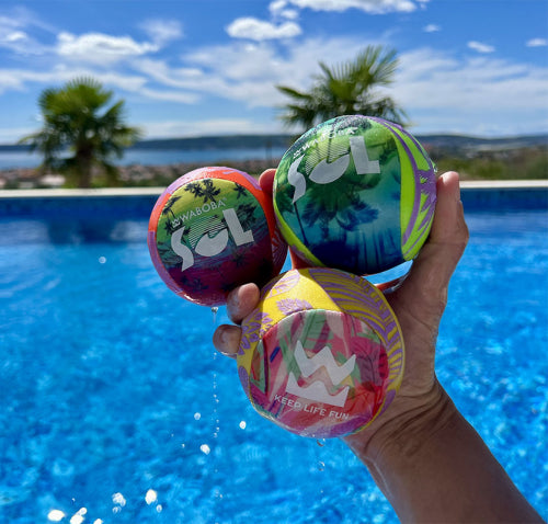 Waboba Palla SOL Skips on Water Bouncing Ball (1pz) Pallina che rimbalza sull’acqua, Cambia Colore al Sole, originale per saltare sull'oceano, lago e piscina – Giocattolo acquatico ad alte prestazioni per un'estate di divertimento senza fine 8cm (Palme)