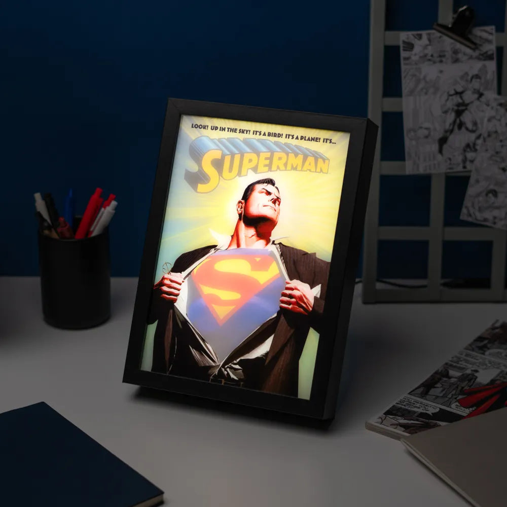 Quadro LED DC Comic (Superman) Supereroi Super Hero Manga Poster Stampa Lamina decorativa Illuminata per cameretta ragazza, stanza bambine/Decorazione Ufficiale Gadget da parete o tavolo Incorniciata