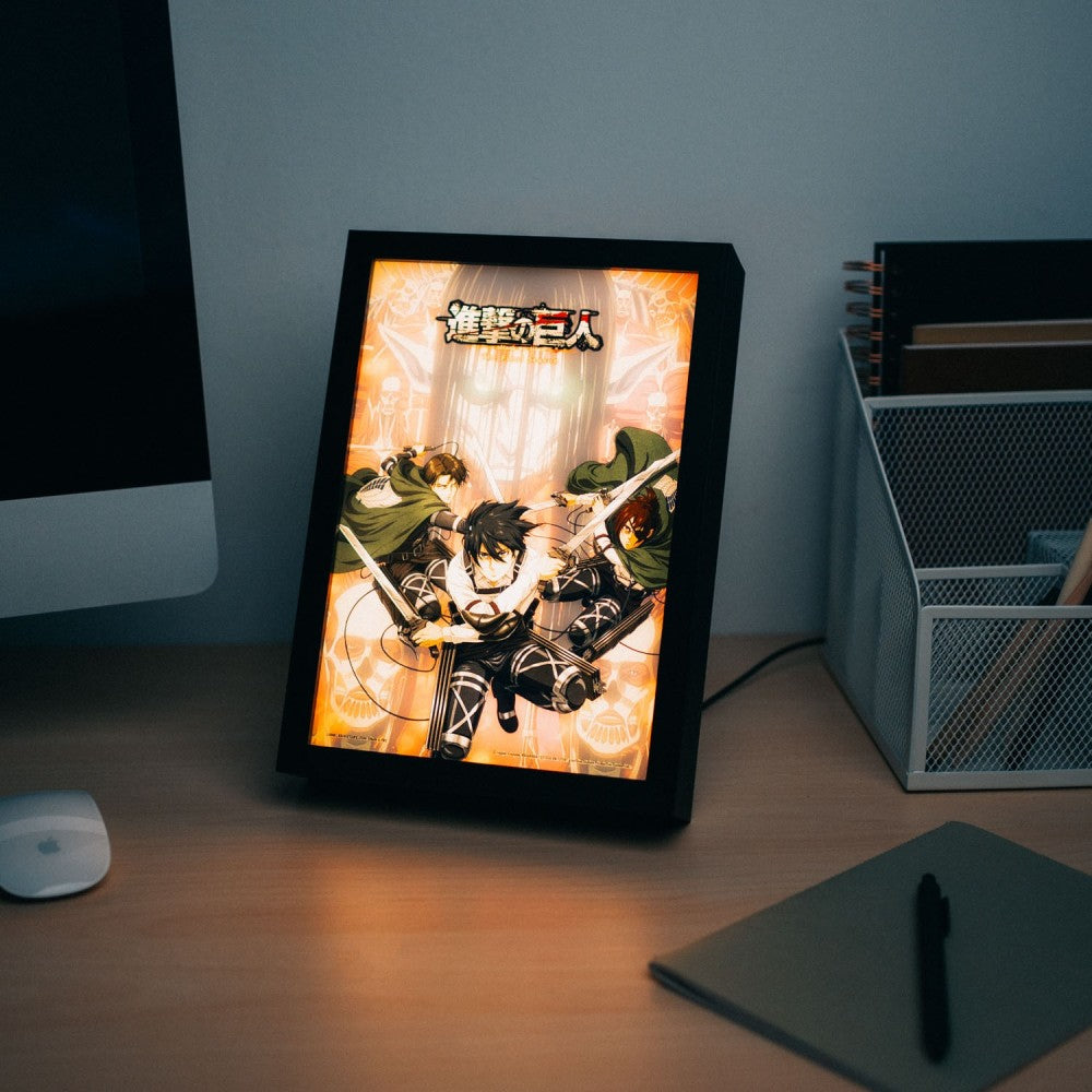 Quadro LED (Attack on Titan) Manga Poster Stampa Lamina decorativa Illuminata per cameretta ragazza, stanza bambine/Decorazione Ufficiale Gadget da parete o tavolo Incorniciata