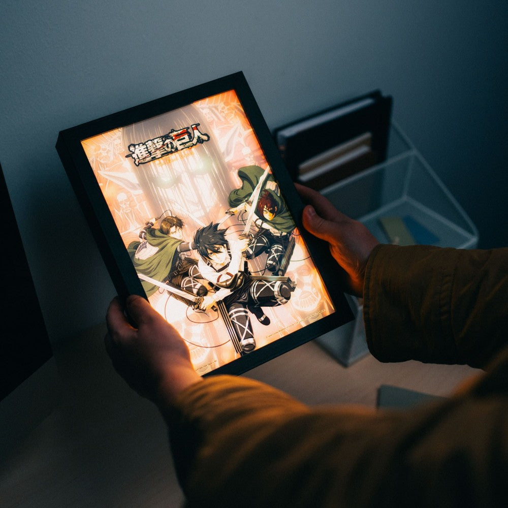 Quadro LED (Attack on Titan) Manga Poster Stampa Lamina decorativa Illuminata per cameretta ragazza, stanza bambine/Decorazione Ufficiale Gadget da parete o tavolo Incorniciata