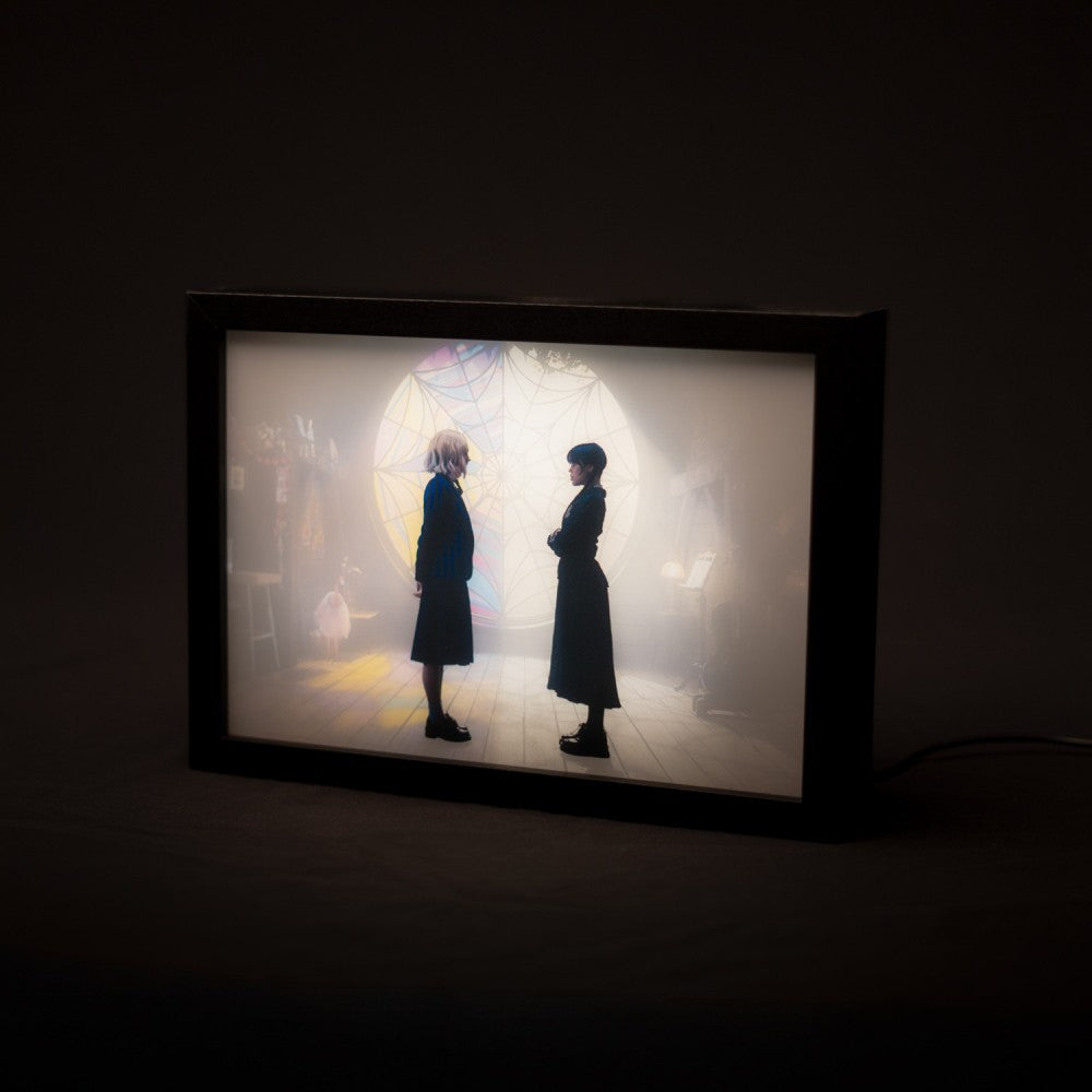 Quadro LED Wednesday Addams (Mercoledì) Poster Stampa Lamina decorativa Illuminata per cameretta ragazza, stanza bambine/Decorazione Ufficiale Gadget da parete o tavolo Incorniciata