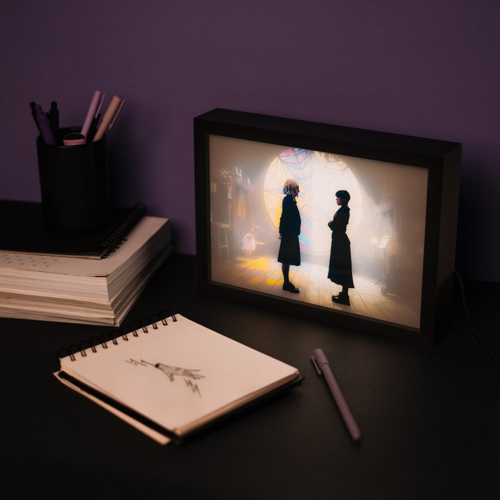 Quadro LED Wednesday Addams (Mercoledì) Poster Stampa Lamina decorativa Illuminata per cameretta ragazza, stanza bambine/Decorazione Ufficiale Gadget da parete o tavolo Incorniciata