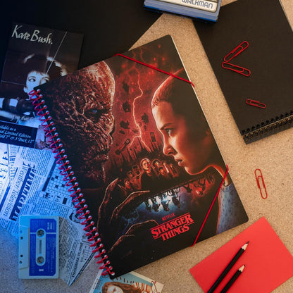 Portalistini A4 (Stranger Things) Gadget Ufficiale - Raccoglitore Porta Documenti con 30 Buste Transparenti A4, Elastico e Copertina Flessibile | Quaderno Portadocumenti Cancelleria