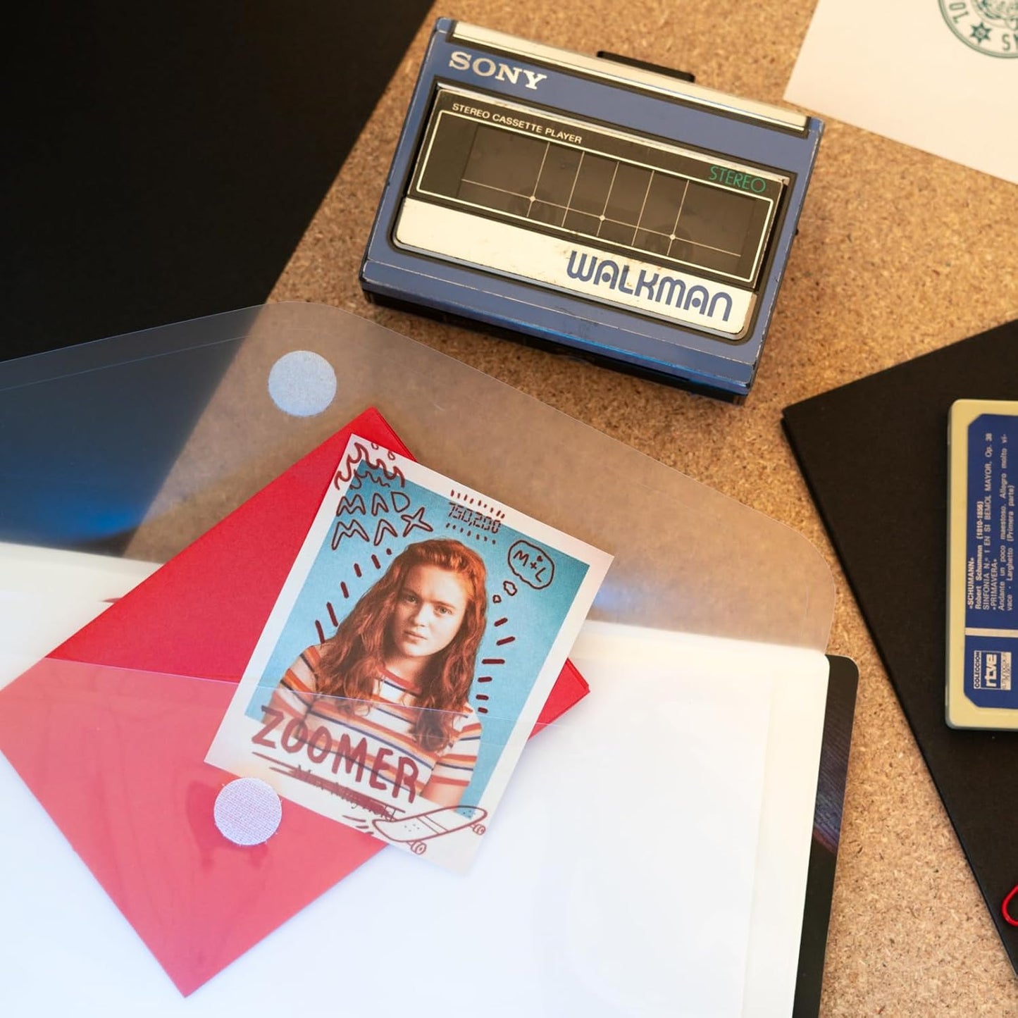 Portalistini A4 (Stranger Things) Gadget Ufficiale - Raccoglitore Porta Documenti con 30 Buste Transparenti A4, Elastico e Copertina Flessibile | Quaderno Portadocumenti Cancelleria
