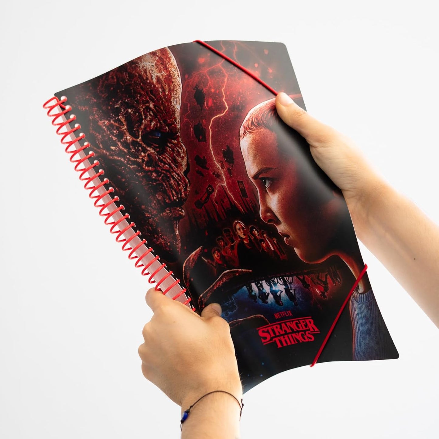 Portalistini A4 (Stranger Things) Gadget Ufficiale - Raccoglitore Porta Documenti con 30 Buste Transparenti A4, Elastico e Copertina Flessibile | Quaderno Portadocumenti Cancelleria