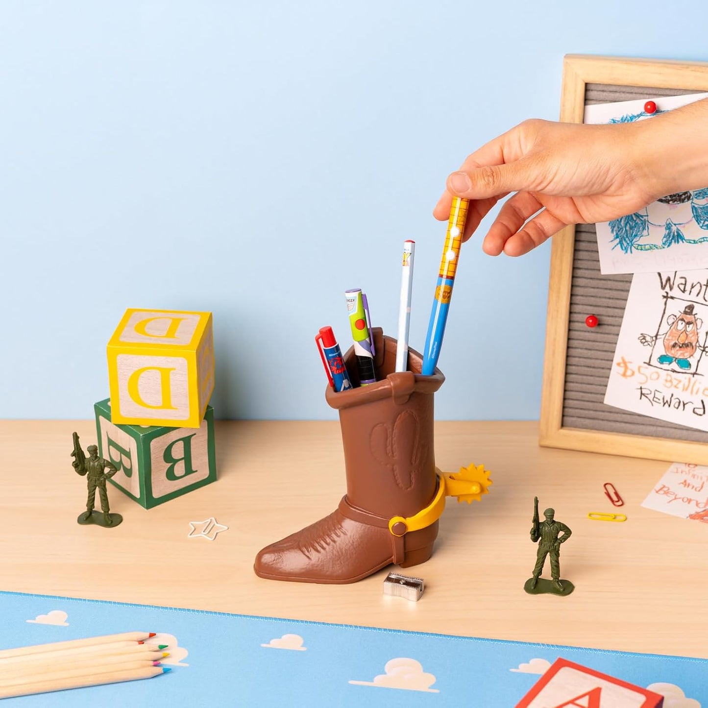Portapenne - Disney Pixar (Toy Story) Stivale di Woody + Set Cancelleria Porta Penne Matite Ufficiale 18 x 16,3 x 8,5 cm