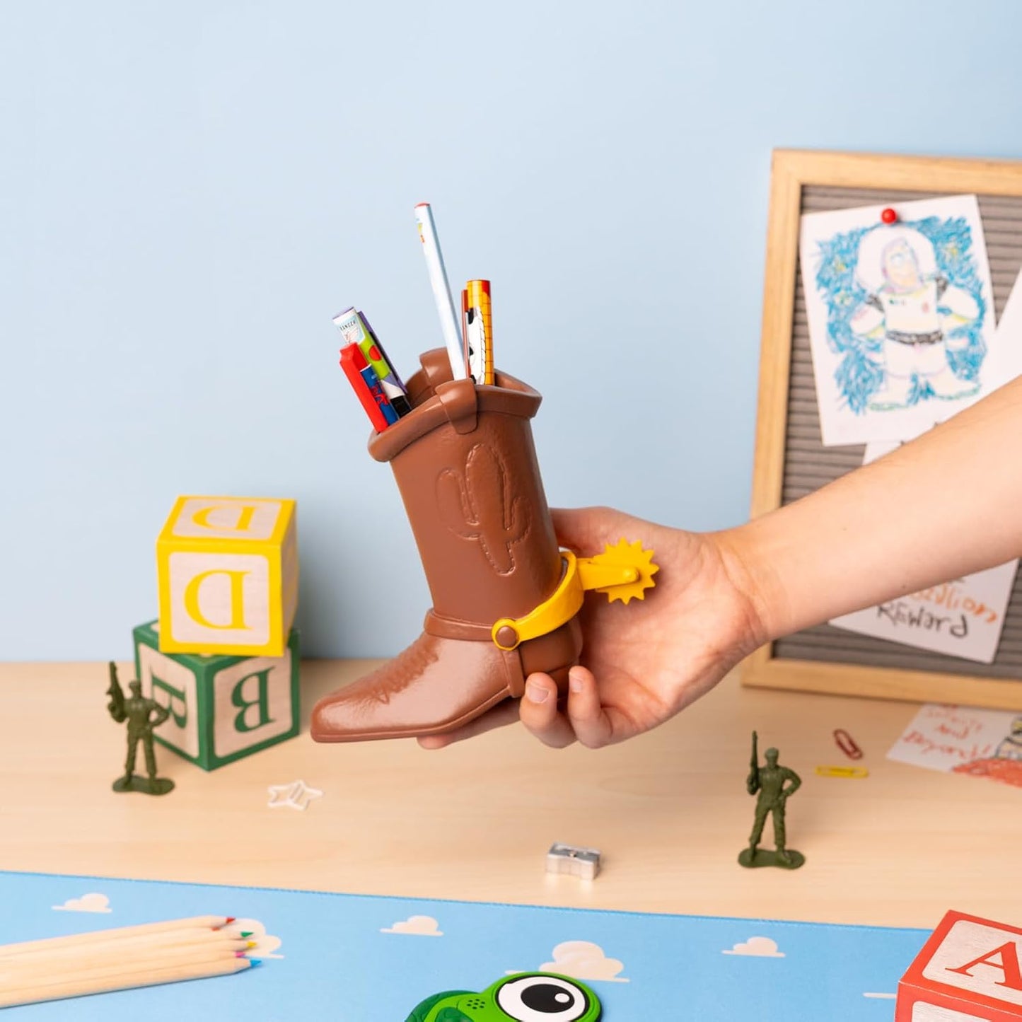 Portapenne - Disney Pixar (Toy Story) Stivale di Woody + Set Cancelleria Porta Penne Matite Ufficiale 18 x 16,3 x 8,5 cm