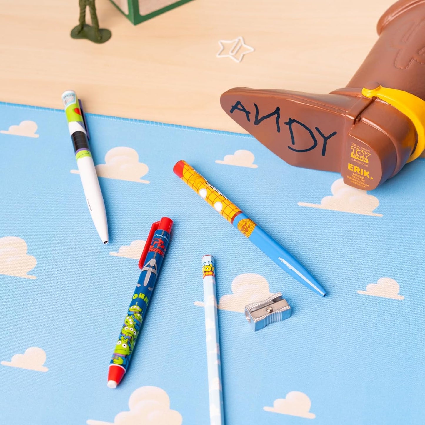 Portapenne - Disney Pixar (Toy Story) Stivale di Woody + Set Cancelleria Porta Penne Matite Ufficiale 18 x 16,3 x 8,5 cm