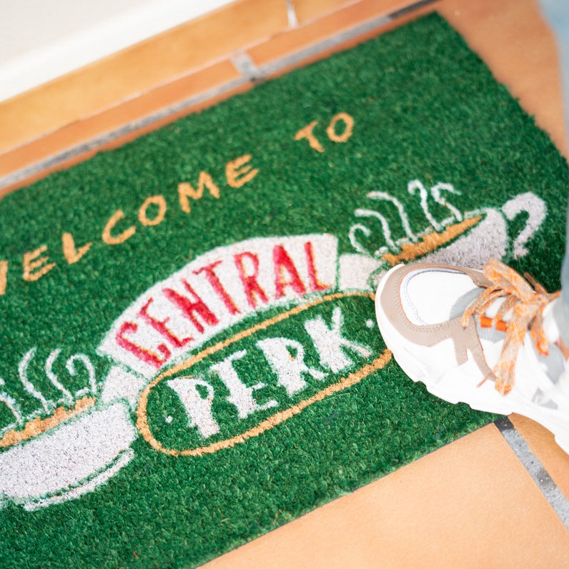 Zerbino - Friends (Central Perk) Tappeto per Ingresso da Esterno e Interno Cocco Divertente Cameretta Bagno con Base in PVC Antiscivolo Merchandising 40X60 cm
